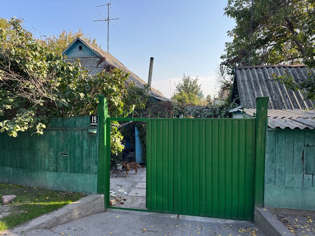 Дом с участком и садом - Отдельностоящий одноэтажный дом с двускатной: фото 1