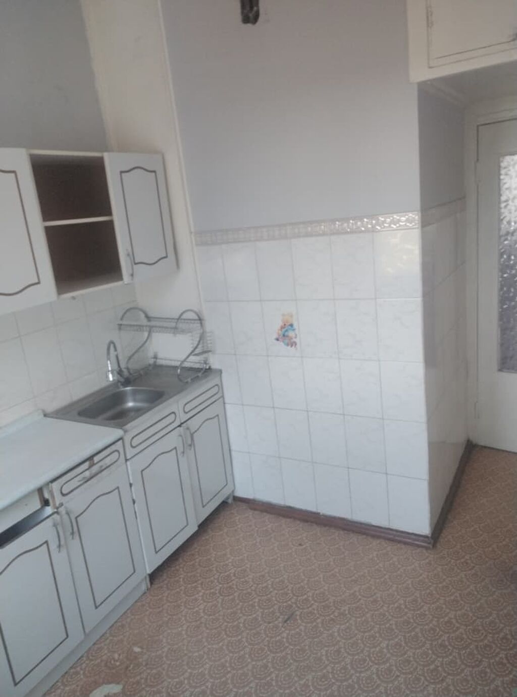 3 комнаты, 61 м², Кызыл Аскер 105 серия, 5 этаж, Требуется ремонт