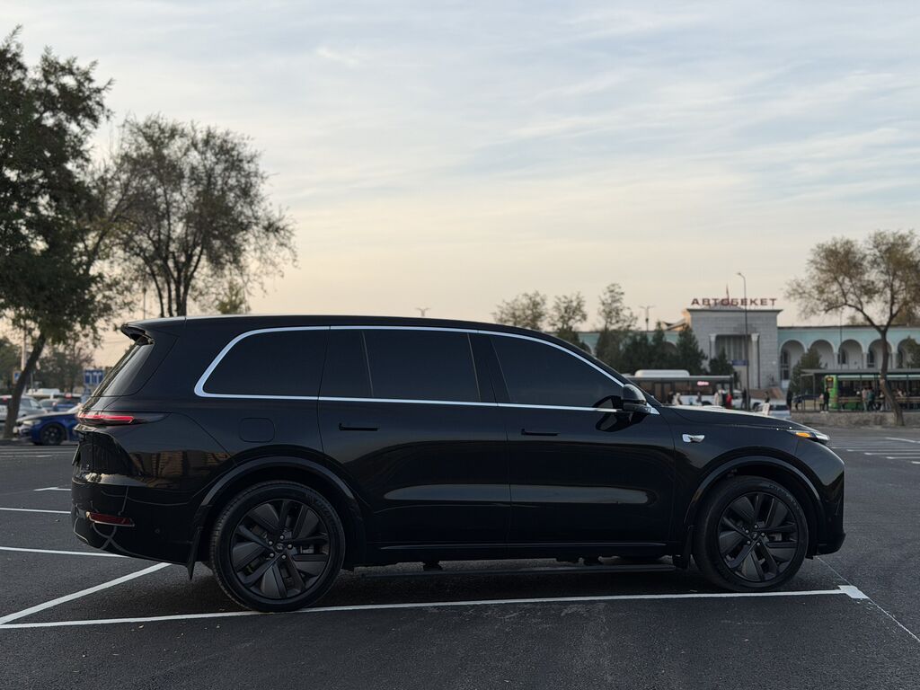 Lixiang L9: 2024 г., 1.5 л, Автомат, Электромобиль, Внедорожник: фото 3