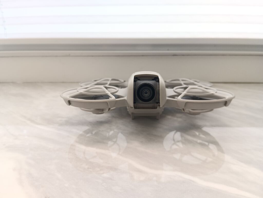 DJI Neo — компактный квадрокоптер с защитой винтов и камерой для ярких: фото 2