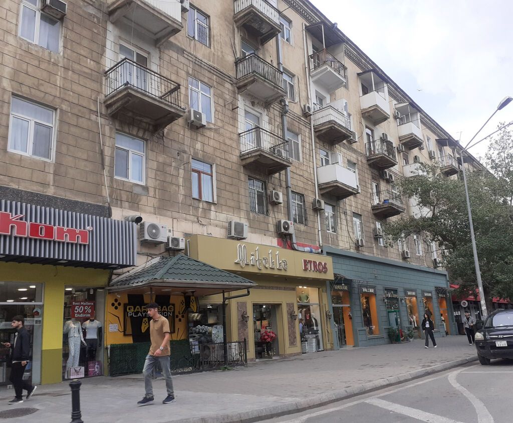 N.Nərimanov metroya 200 metrə arasında Cofemaniya restoranın üstündəki