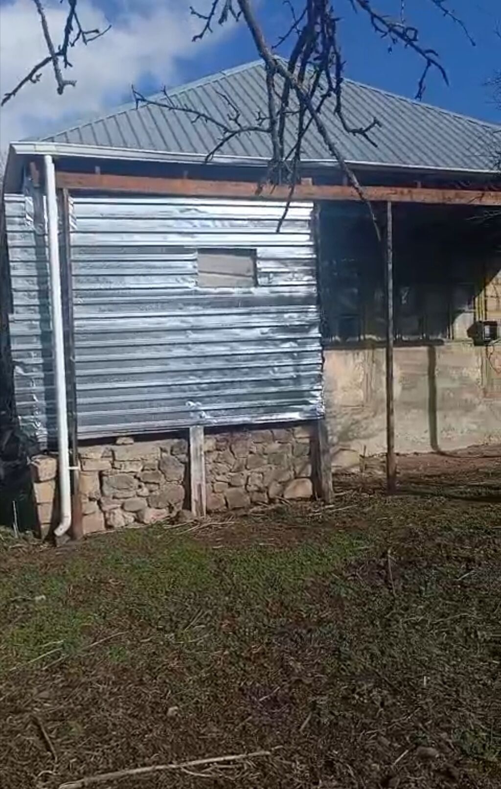 Dağ kəndində yerləşən həyətyanı torpaq sahəsi və köhnə tikili