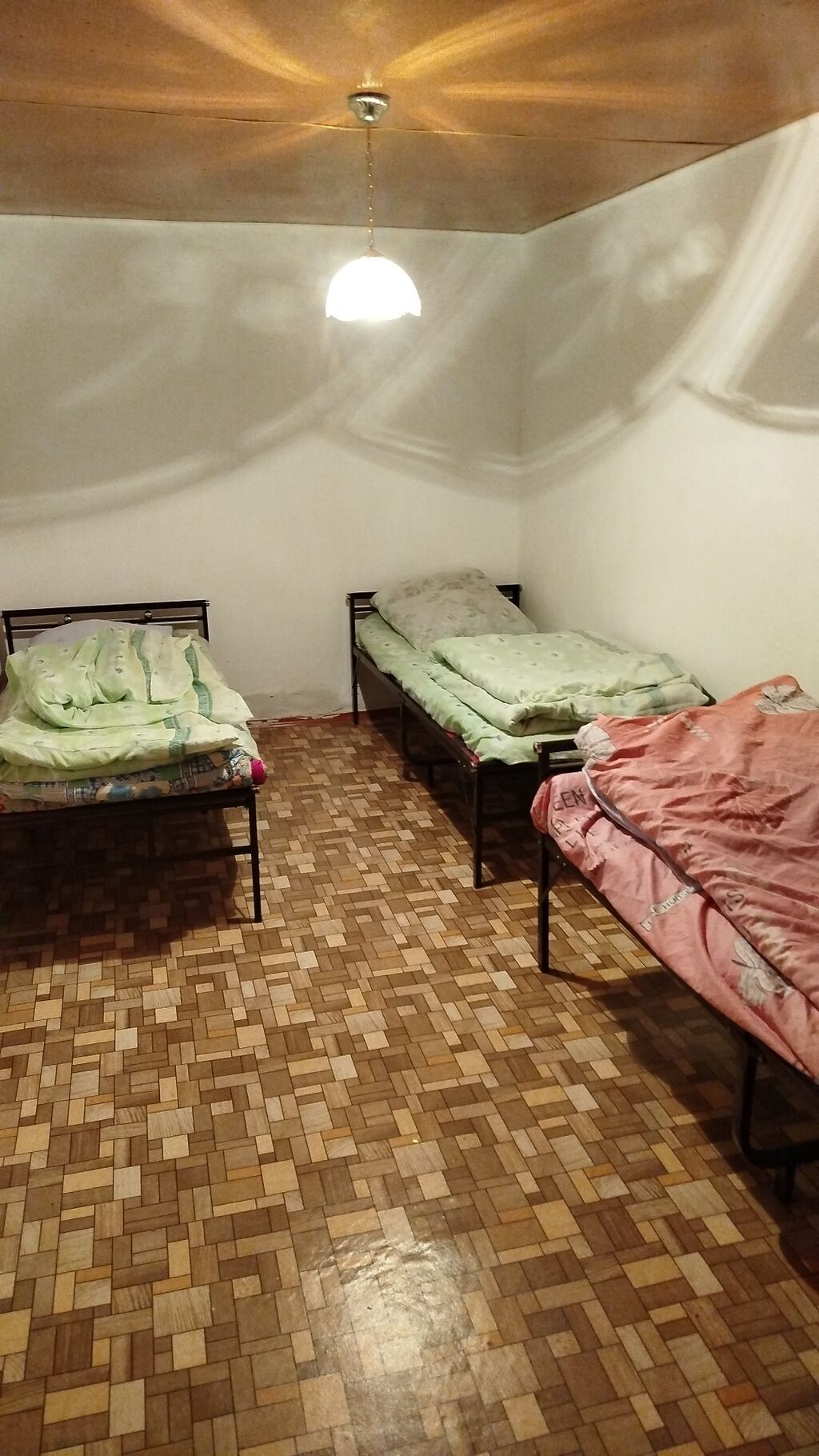 Комната с койко-местами в общежитском формате. - В помещении