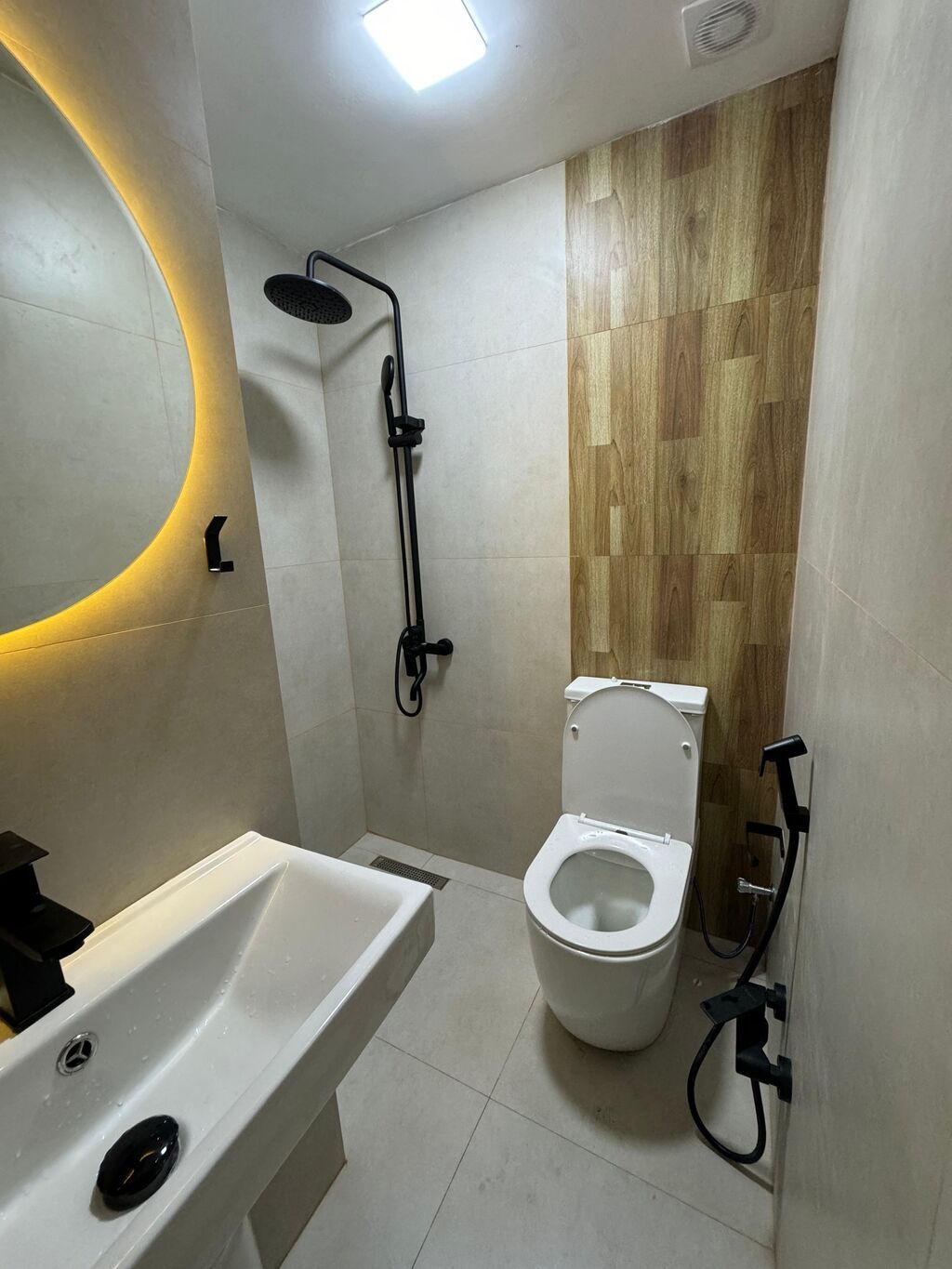 Otel rahat və müasir dizaynlı otaqlardan ibarətdir. Təmizliyə və