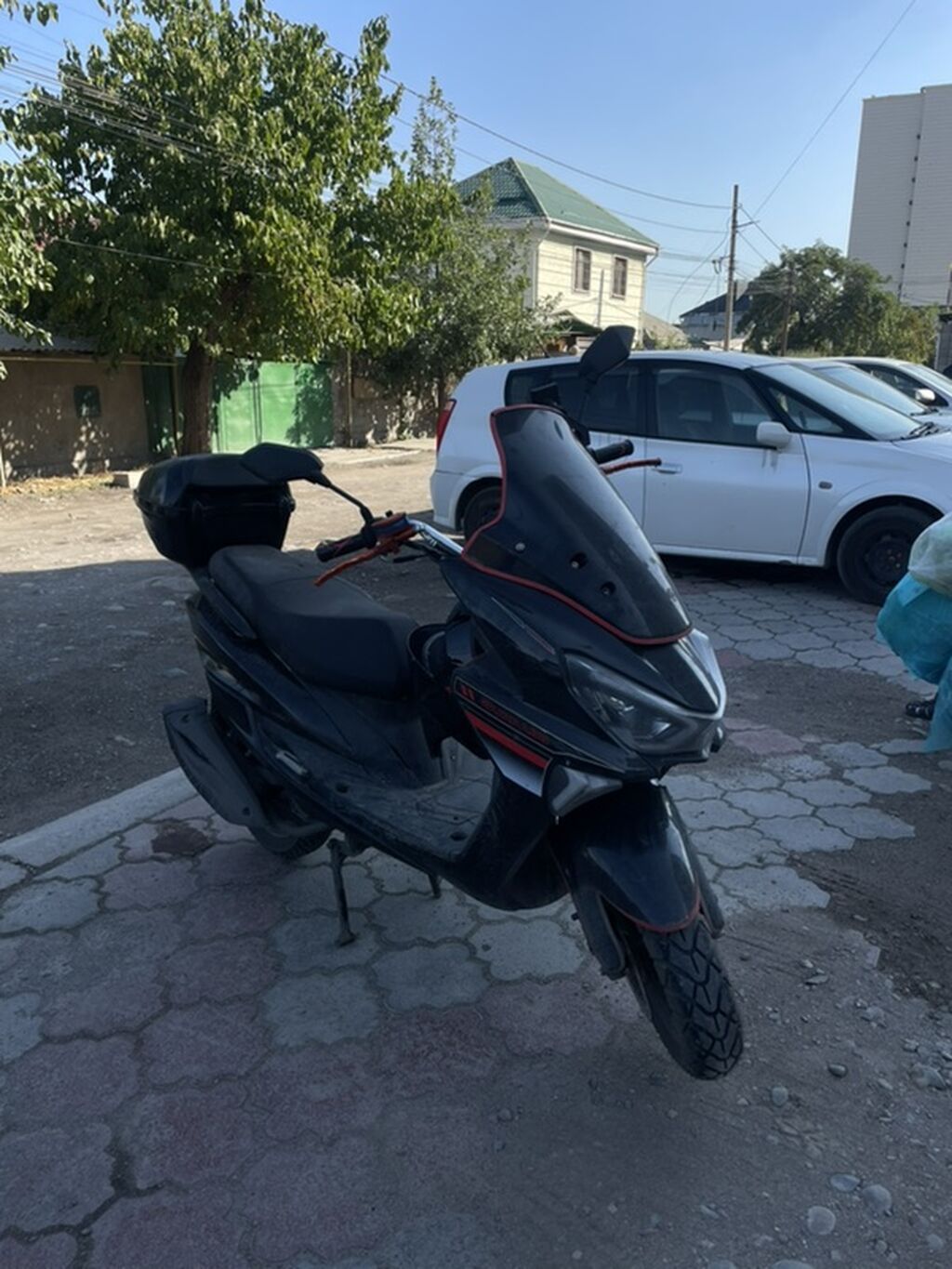 Скутер/максискутер черного цвета с красными акцентами и высоким: фото 5