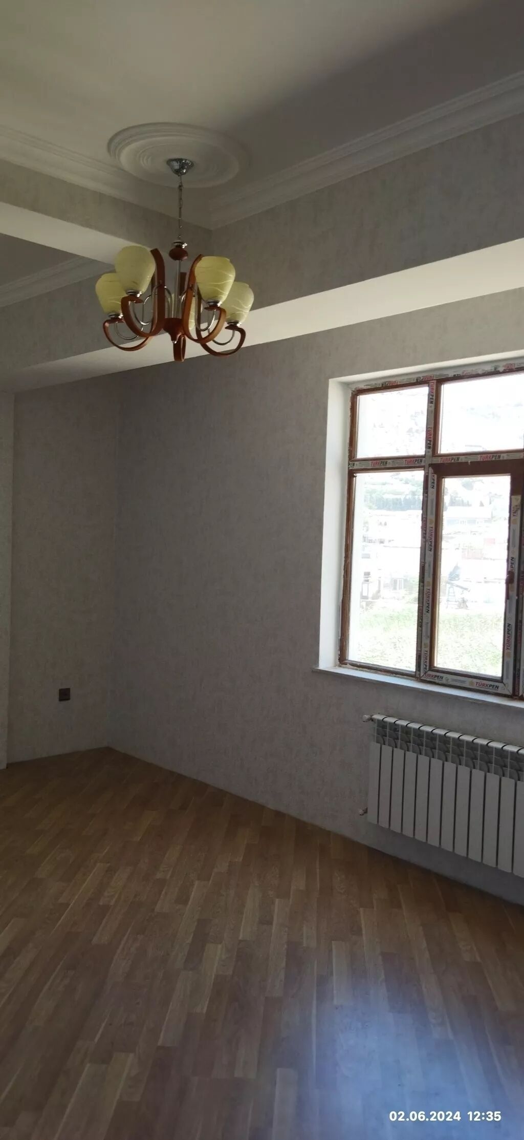 Mənzil otağı – işıqlı və rahat planlama - Geniş pəncərəli otaq, şəhər
