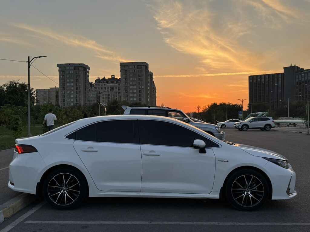 Toyota Corolla: 2022 г., 1.8 л, Гибрид, Седан: фото 4
