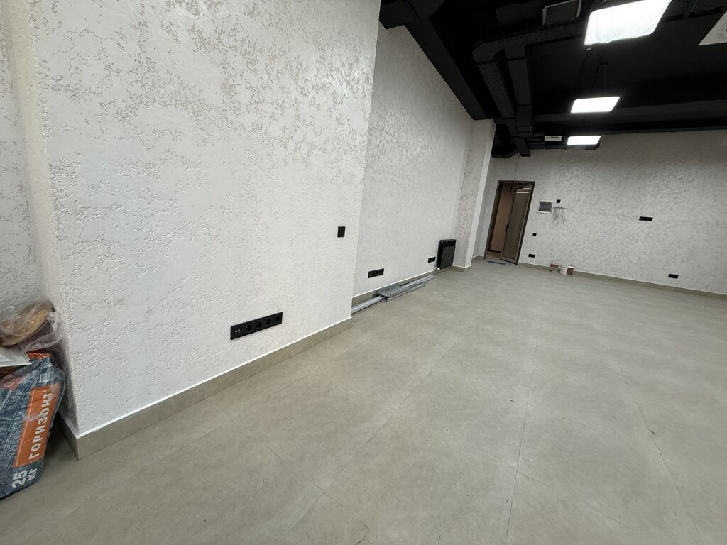 Аренда офисов, 60 м², В бизнес центре, 1 линия