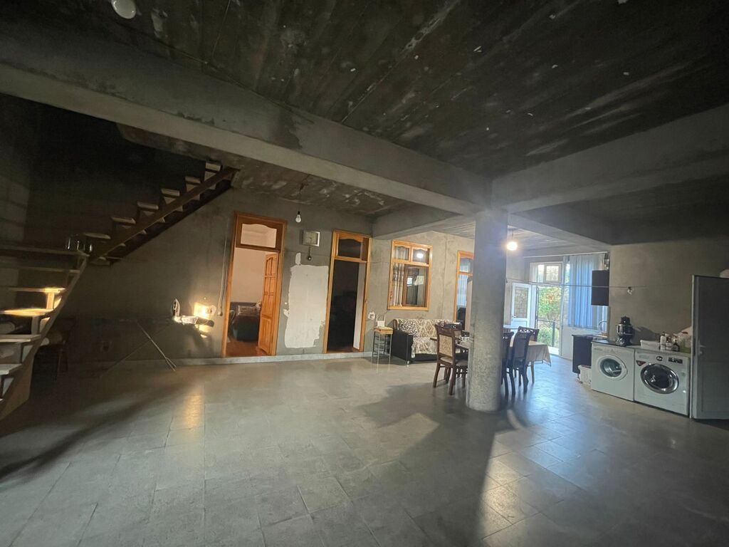 Binəqədi qəs. 7 otaqlı, 300 kv. m