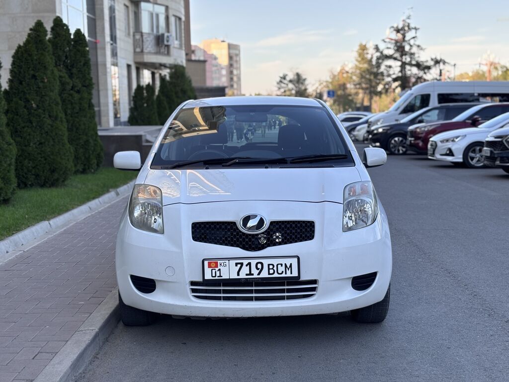 Toyota Vitz: 2005 г., 1.3 л, Вариатор, Бензин, Хэтчбэк: фото 2