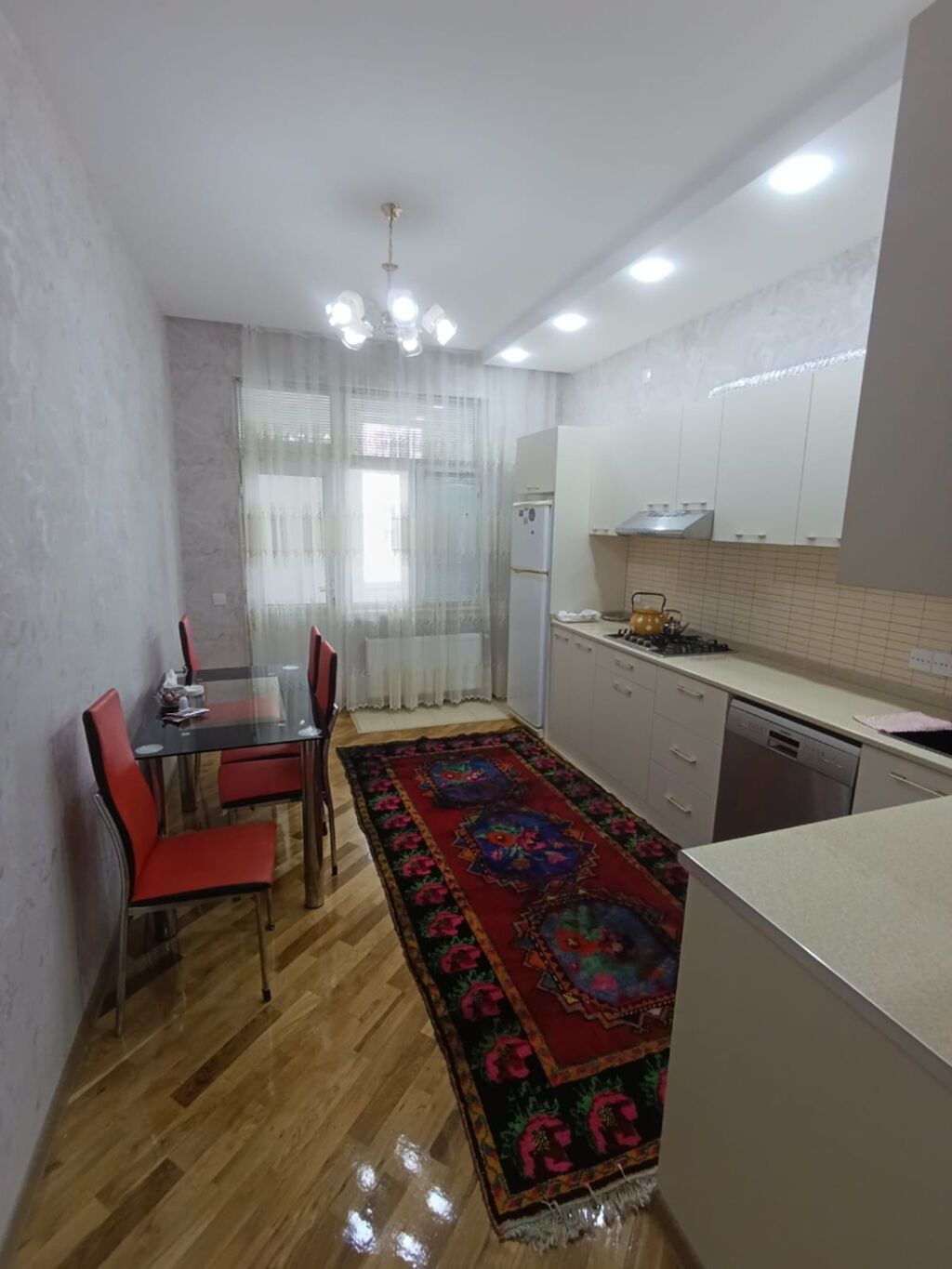 Caspian Plazaya yaxın ərazidə, köhnə 6-cı paralel küçəsində ev kirayə
