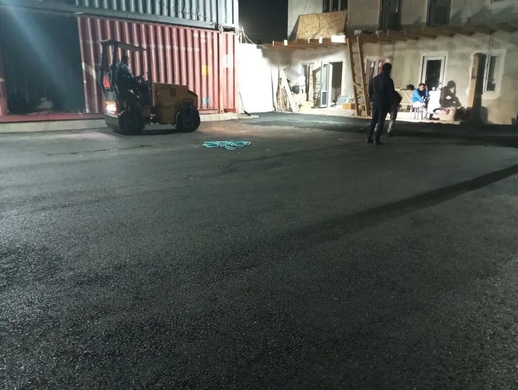Предлагаем услуги по укладке нового асфальтового покрытия. Идеально: фото 3