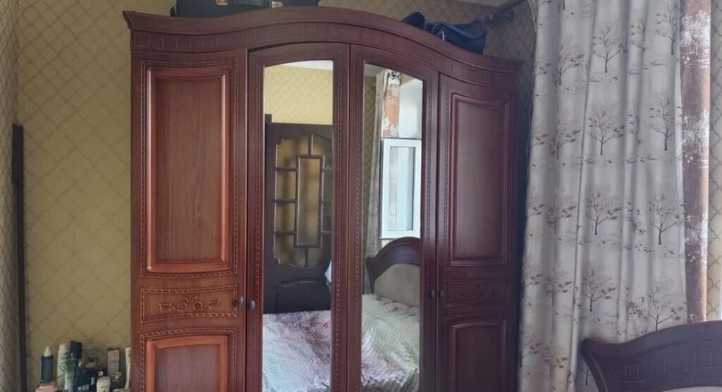 Спальный гарнитур в классическом стиле, цвет — тёмный орех с резными: фото 1