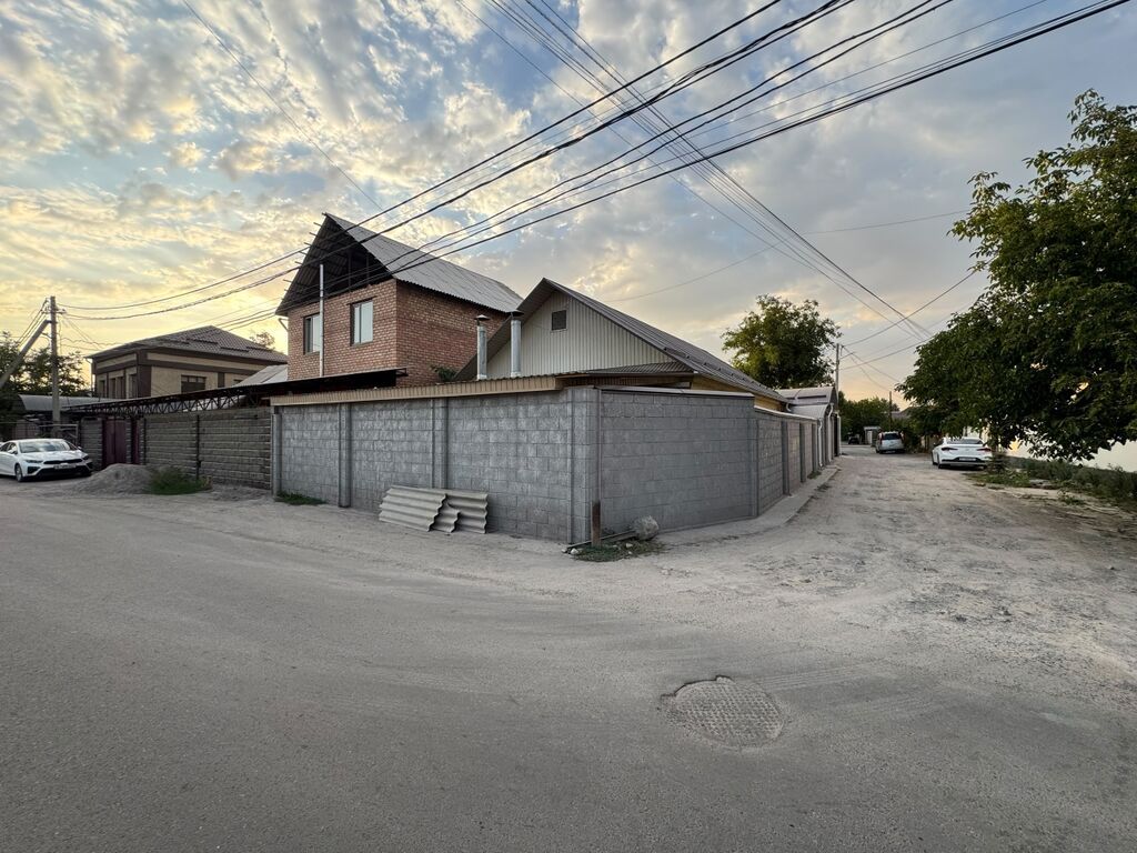 Продам участок 4 сотки с двумя домами в Бишкеке: фото 1