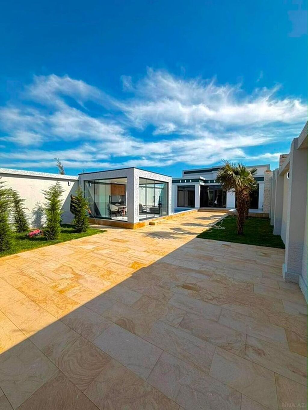 Müasir tərzdə layihələndirilmiş həyət evi - Geniş, tam hasarlanmış