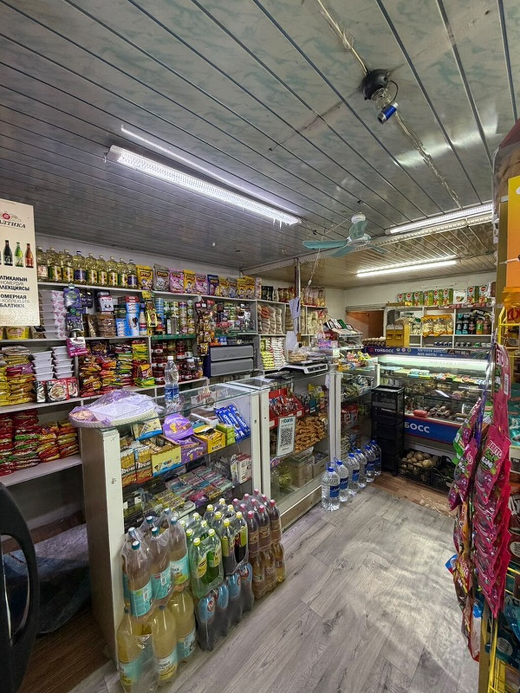 Мини-маркет/продуктовый киоск с полной выкладкой товаров и: фото 3