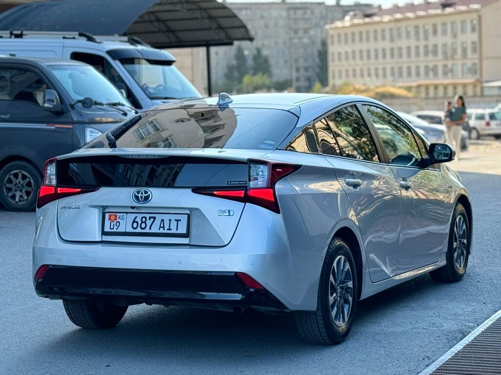 Toyota Prius: 2021 г., 1.8 л, Робот, Гибрид, Лифтбек: фото 3