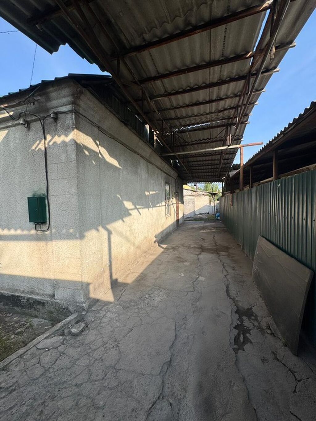 Продается компактный пол дома с крытым двором. 2 спальни,зал и кухня: фото 2