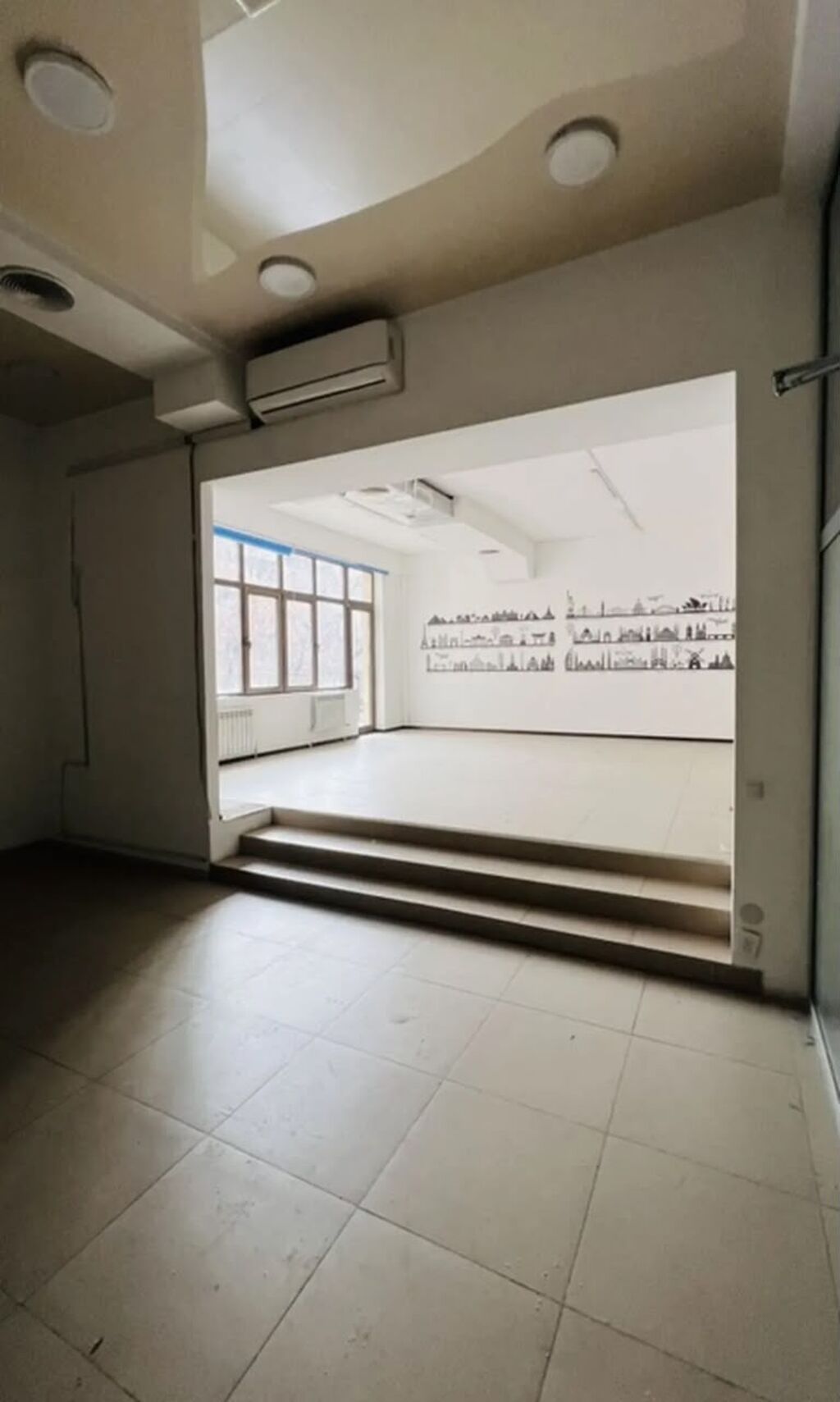 Сдаю Офис целиком: 100 м², В жилом комплексе, С ремонтом, Первая линия, С высокими потолками
