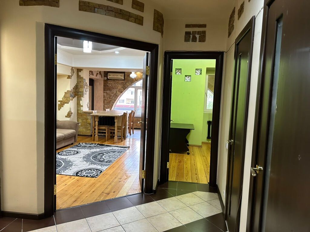 3 комнаты, 70 м², Золотой квадрат Индивидуалка, 3 этаж, Дизайнерский ремонт: фото 3