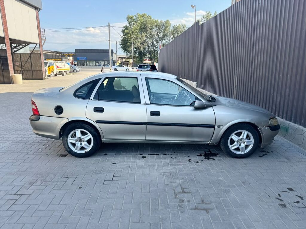 Opel Vectra: 1997 г., 1.6 л, Механика, Бензин, Седан: фото 2