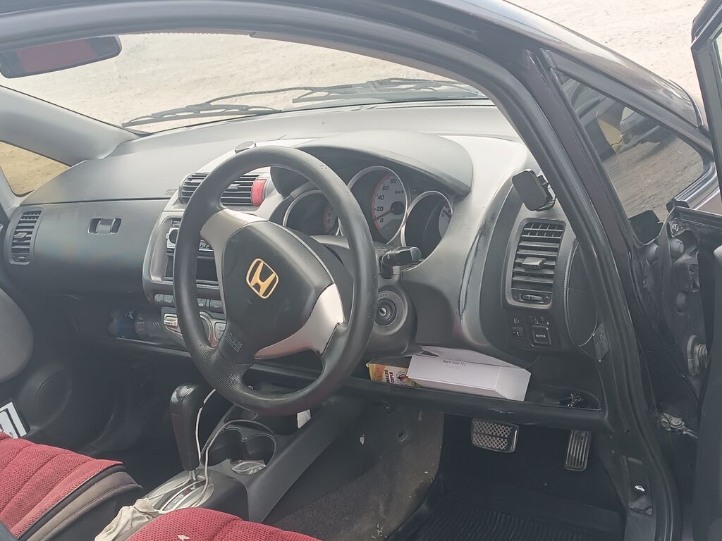 Honda Fit: 2005 г., 1.3 л, Автомат, Бензин, Хэтчбэк: фото 2
