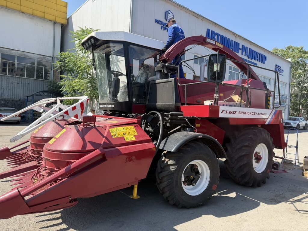 Кормоуборочный комбайн Брянсксельмаш FS60 с кукурузной жаткой. Комбайн — фото 2
