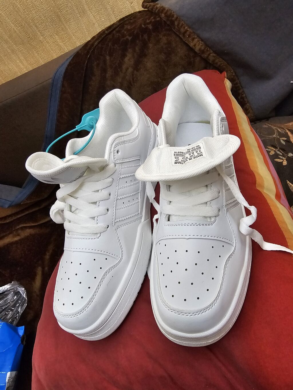 Кроссовки adidas (Trefoil на стельке), полностью белые. - Модель в: фото 4