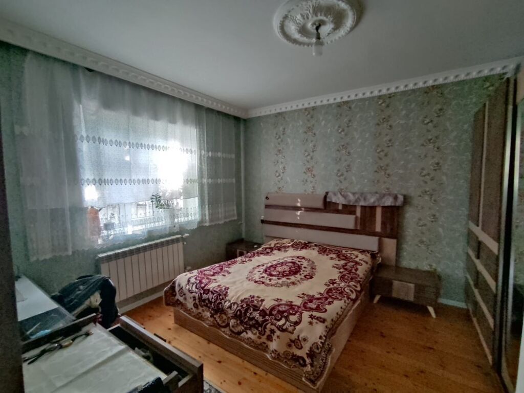 Bakı, 3 otaqlı, Köhnə tikili, m. Xalqlar Dostluğu, 140 kv. m