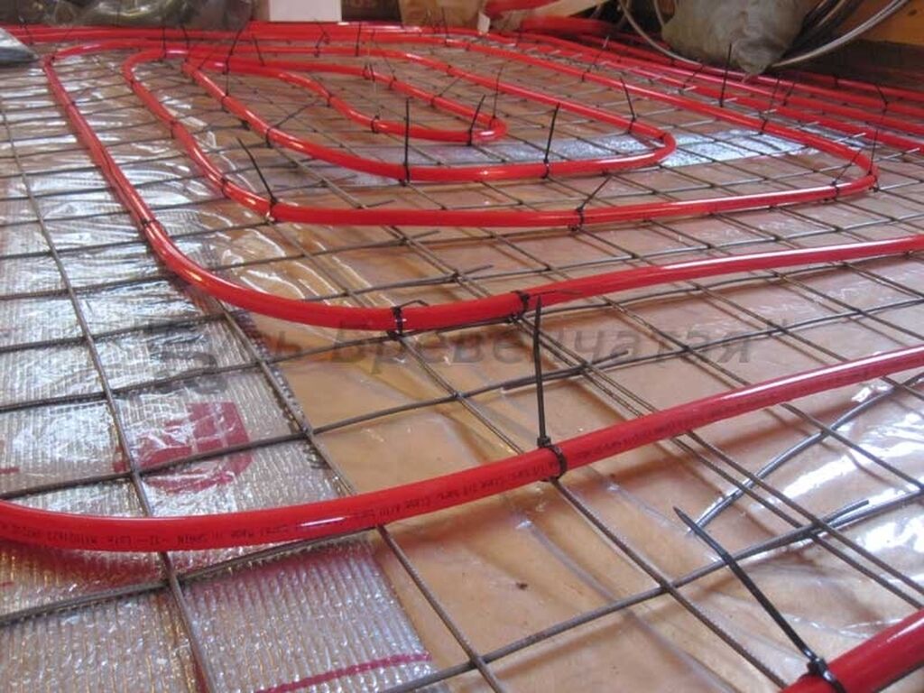 Чем закрепить теплый пол. Крепления кабеля теплого пола. Крепление теплого пола к бетону. Крепление для греющего кабеля к бетону. Сетка 150х150 для теплого пола.