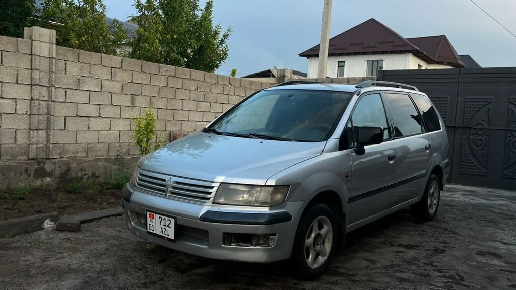 Mitsubishi Space Wagon: 2000 г., 2.4 л, Механика, Бензин, Минивэн: фото 3