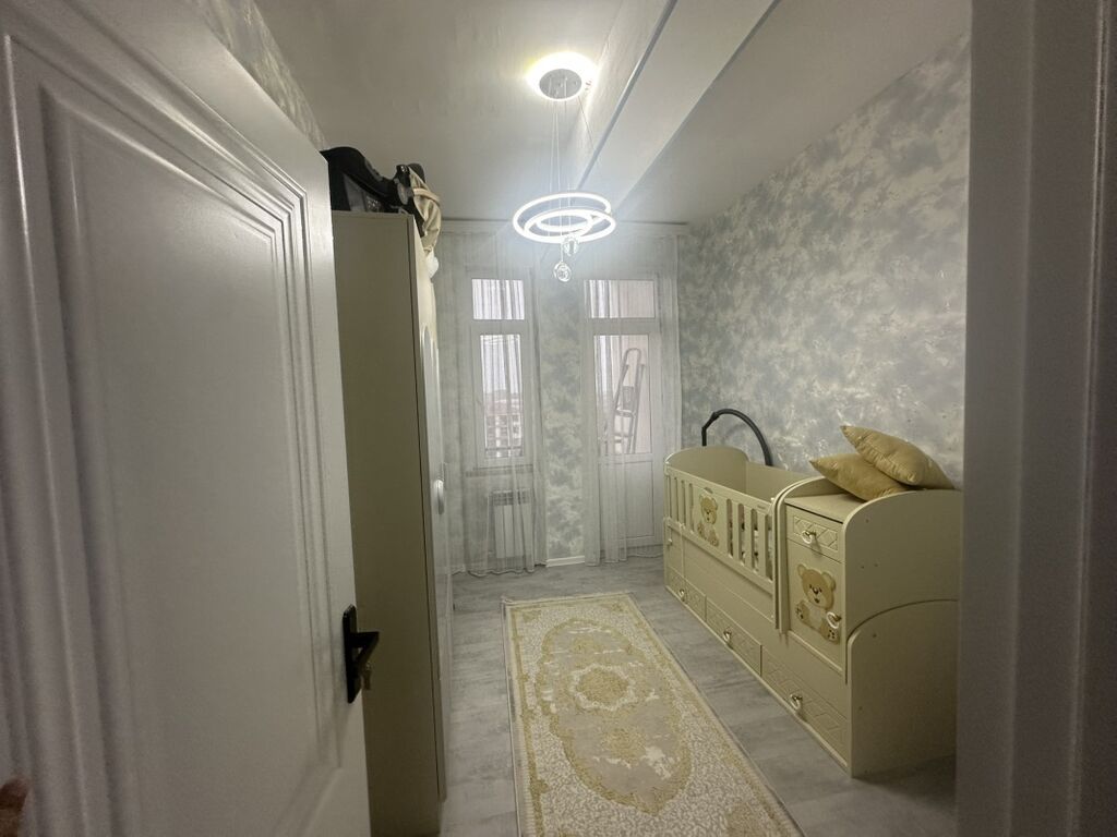 Ev şəkildə görünən bütün əşyaları ilə birlikdə satılır. Hər şey