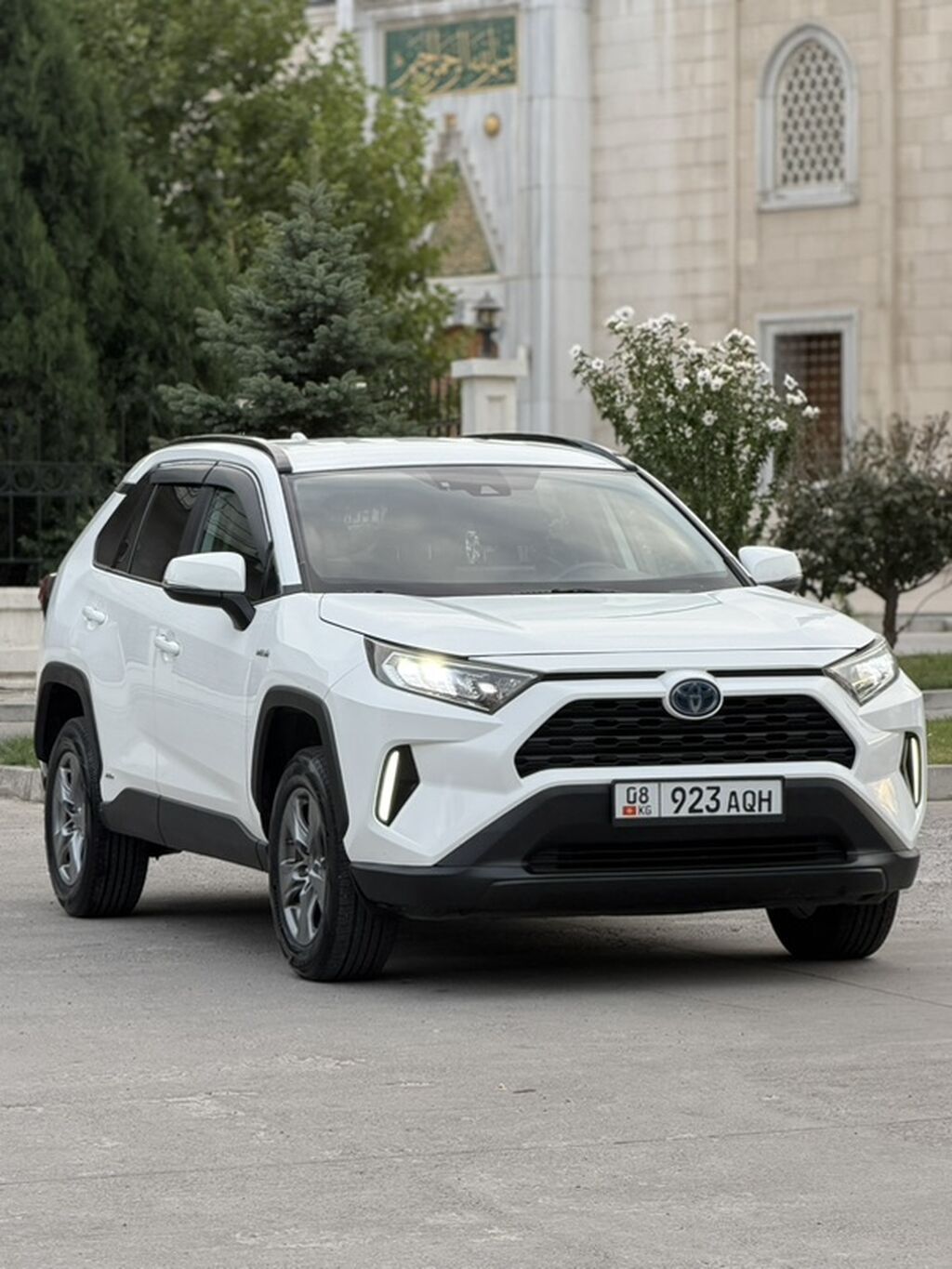 Toyota RAV4: 2019 г., 2.5 л, Автомат, Гибрид, Кроссовер: фото 3