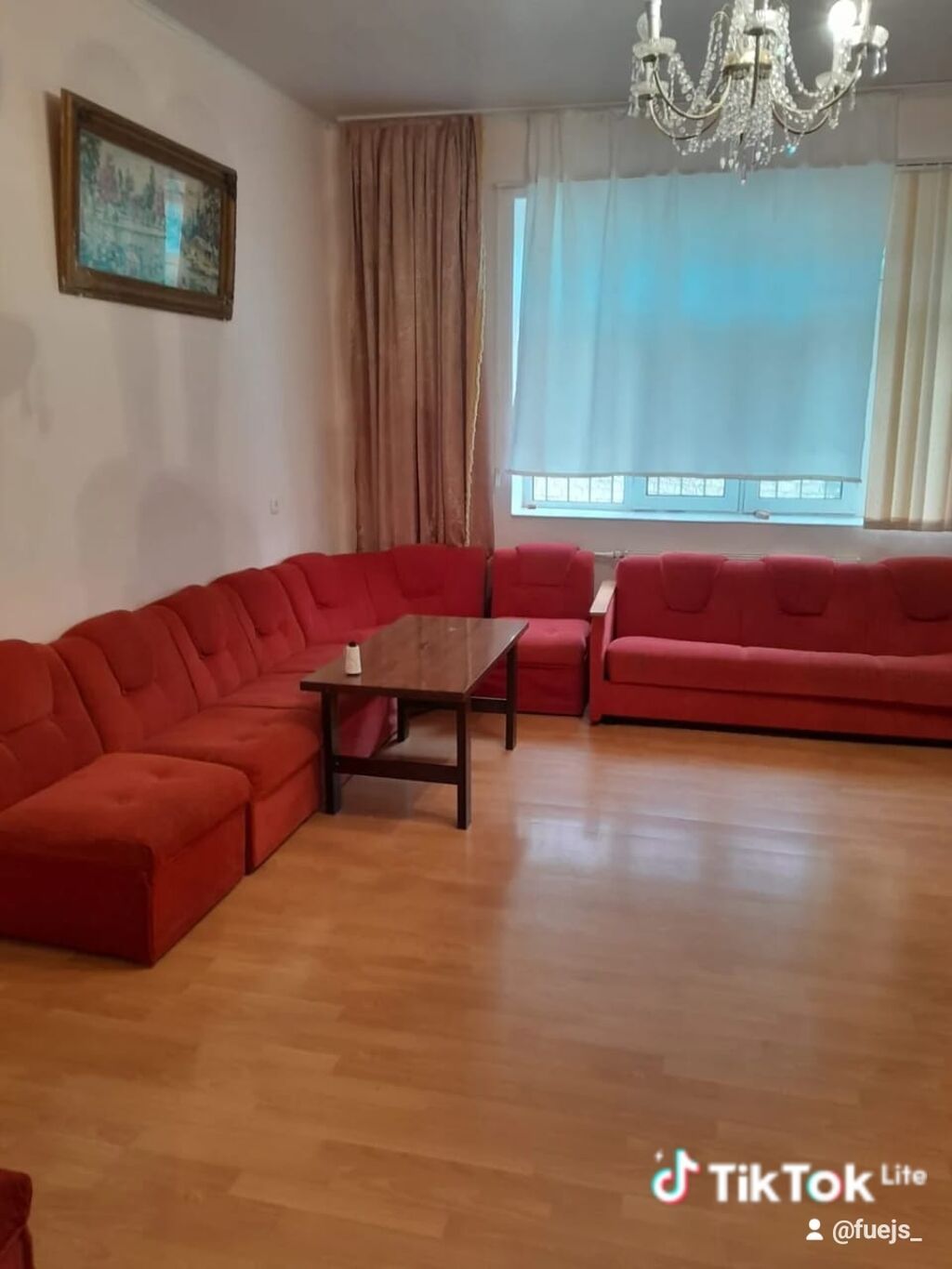 Satılır: həyət evi və torpaq sahəsi - Geniş zal: böyük pəncərələr