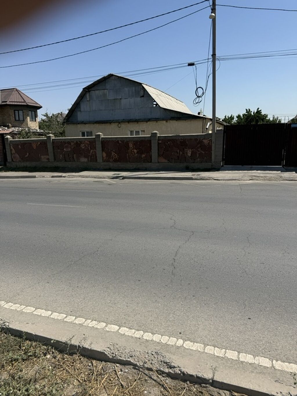 Продаётся жилой дом с ограждённым участком и выездом на: фото 1