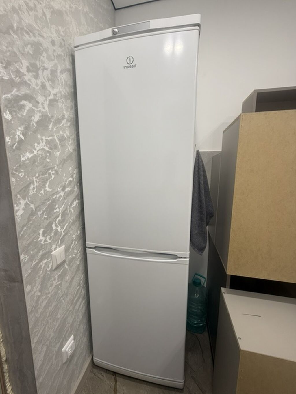 Холодильник Indesit, двухкамерный, белый. - Классическая компоновка — фото 1