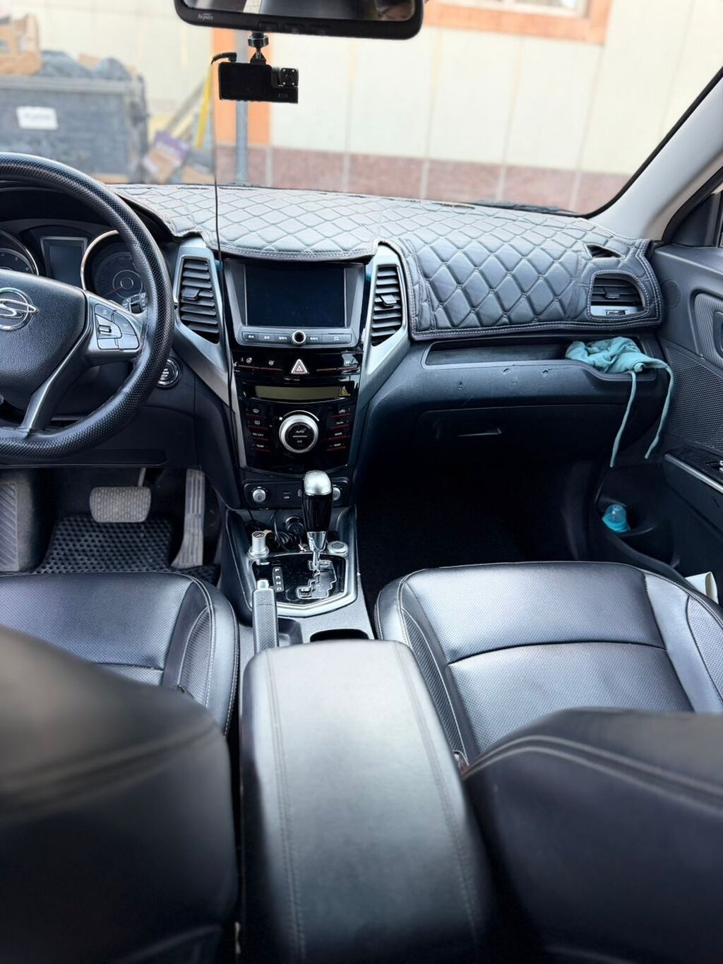 Компактный кроссовер Ssang Yong Tivoli белого цвета с черной крышей и: фото 3