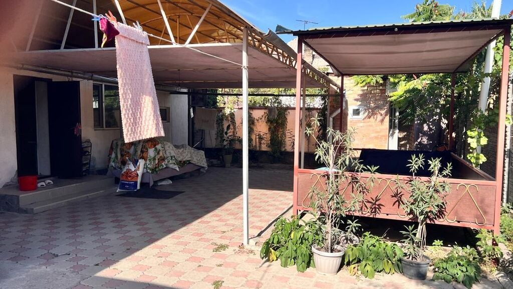 Продаётся частный дом с ухоженным двором и навесами. Основные: фото 2