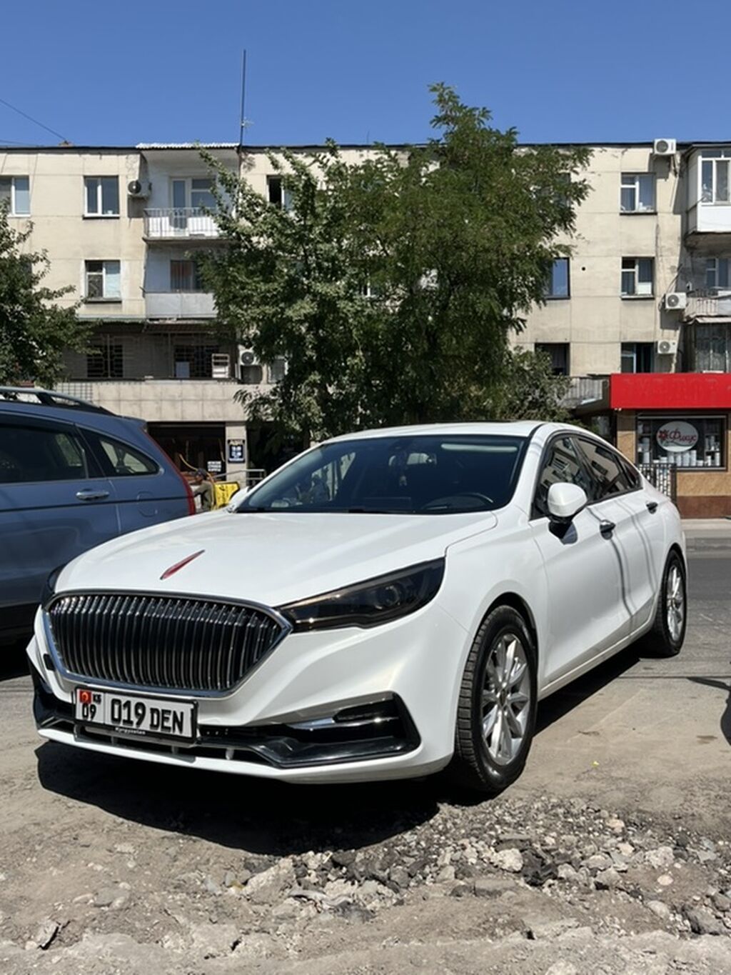 Hongqi H5, белый седан бизнес-класса. 1.8 турбо. На проставках: фото 3