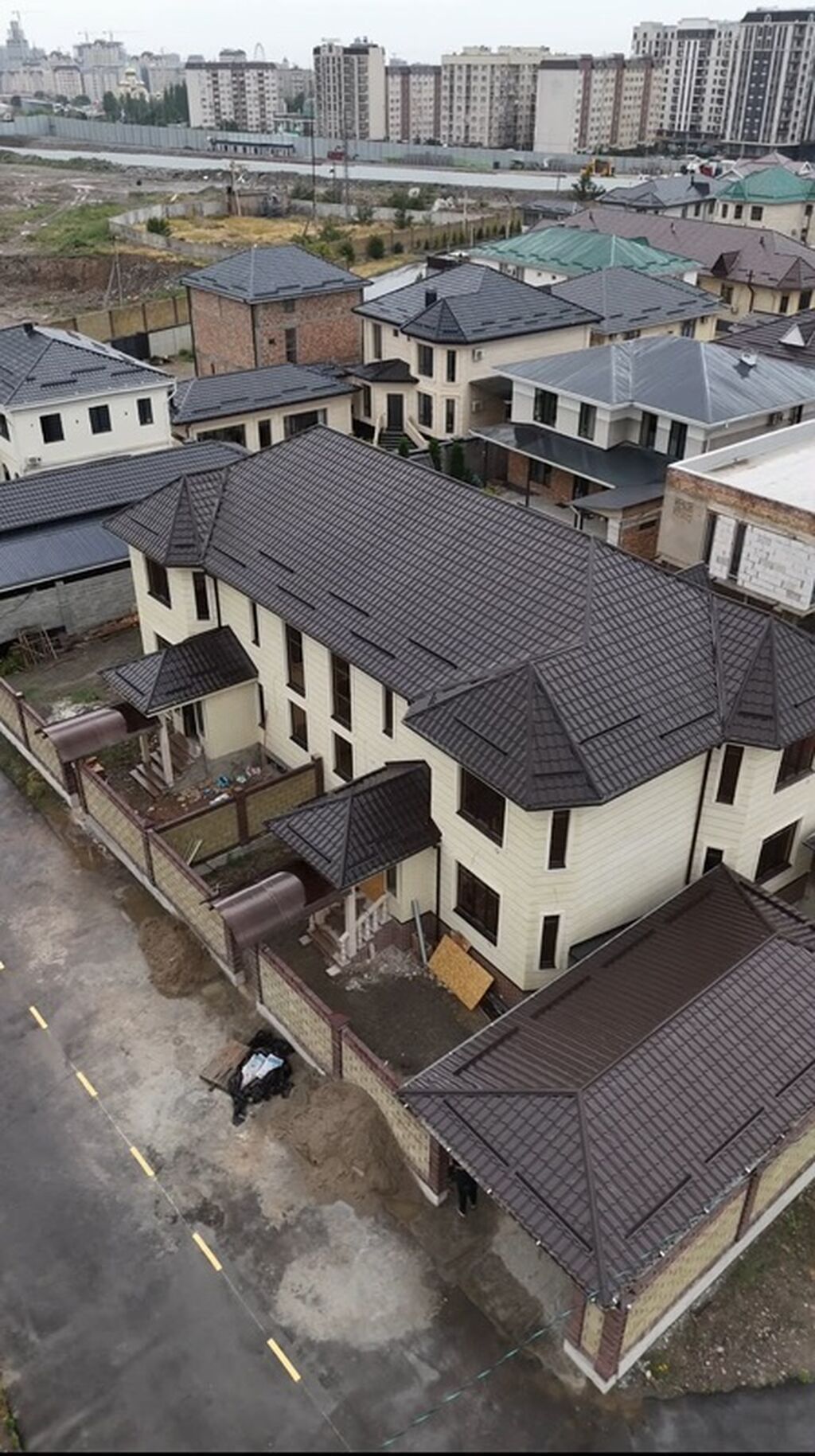 6 комнат и более, 320 м², 3 соток, 12 мкр Газ, Электричество, Канализация: фото 1