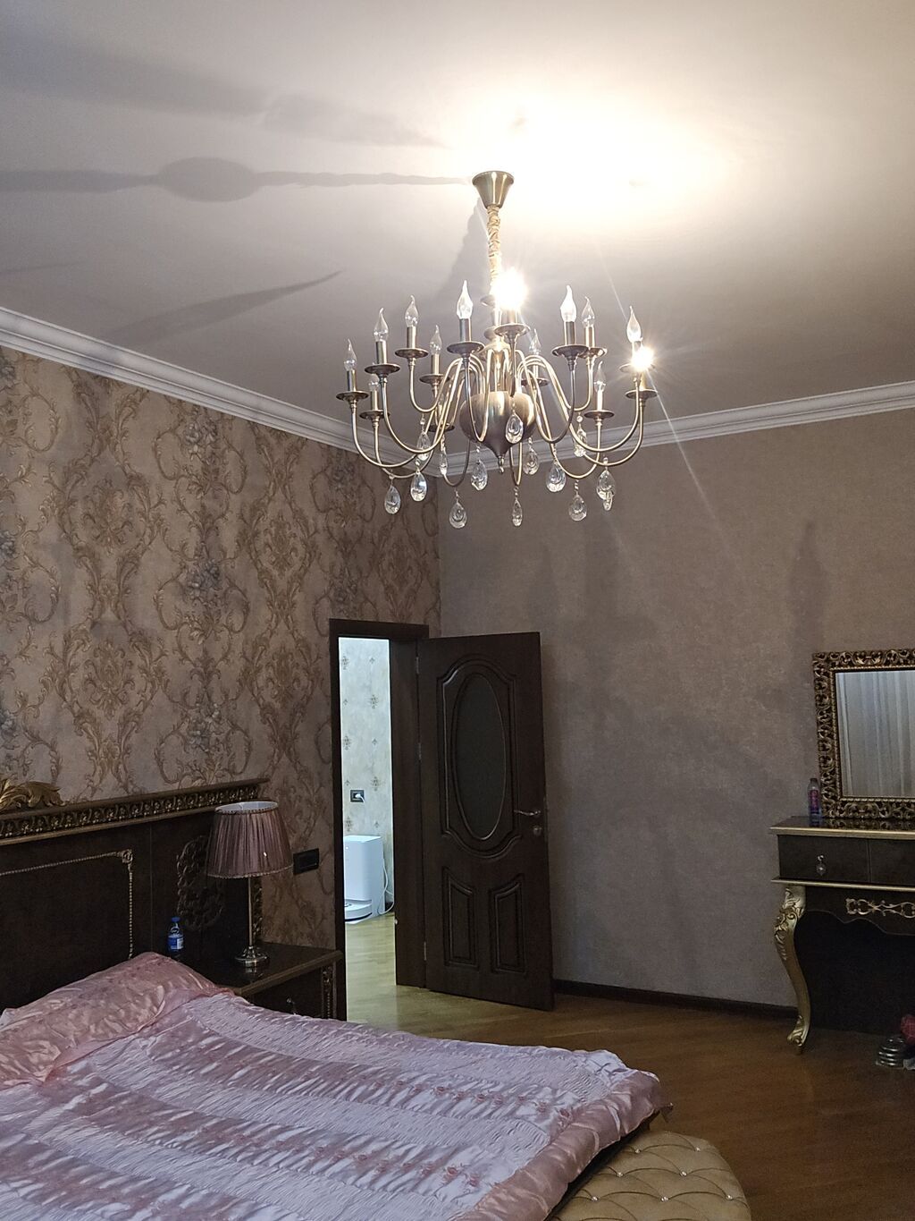 Satılır – geniş həyət evi - Üç mərtəbəli, mansardlı mülk. - Fasadda