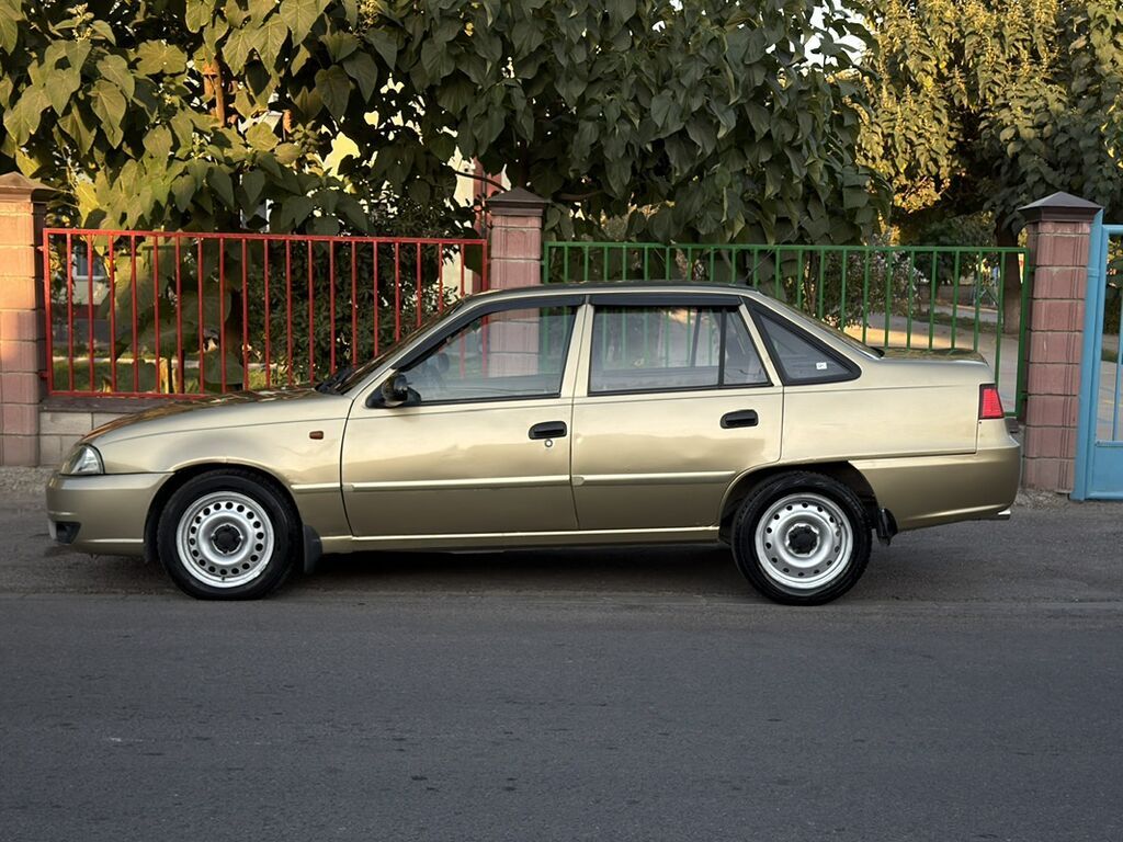Daewoo Nexia: 2010 г., Седан: фото 3