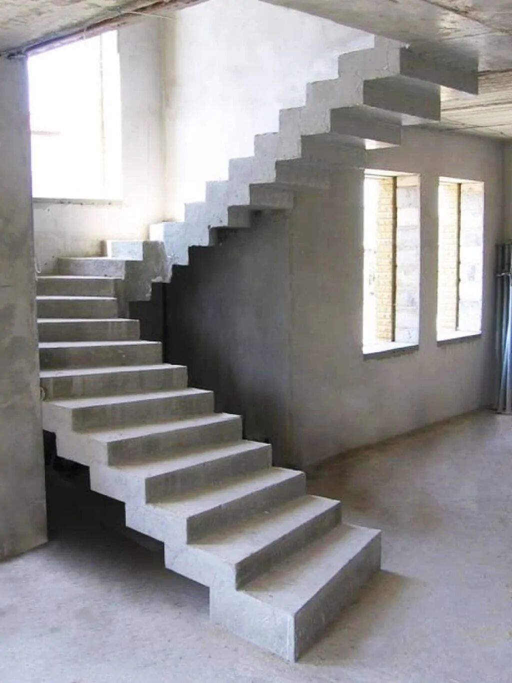 Ж б лестницы. Полувинтовая бетонная лестница на второй этаж. Монолитная трехмаршевая лестница. Бетонная лестница монолит. Ступенька монолит бетонная.