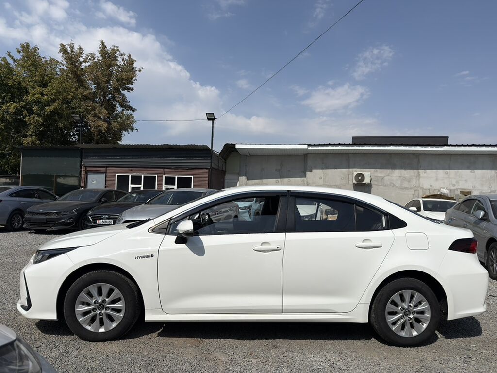 Toyota Corolla: 2021 г., 1.8 л, Вариатор, Гибрид, Седан: фото 2