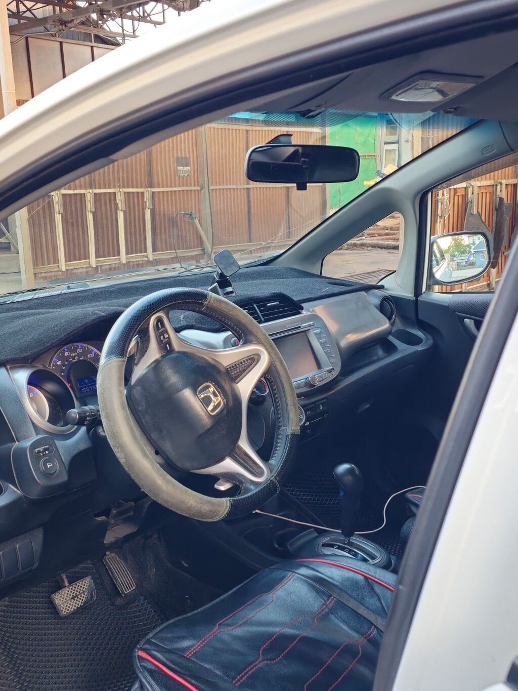 Honda Fit: 2010 г., 1.5 л, Автомат, Бензин, Хэтчбэк: фото 4