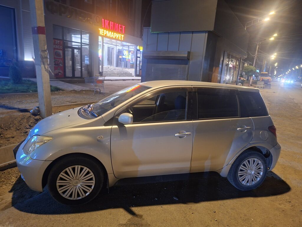 Toyota Ist: 2002 г., 1.3 л, Автомат, Бензин, Хэтчбэк: фото 3
