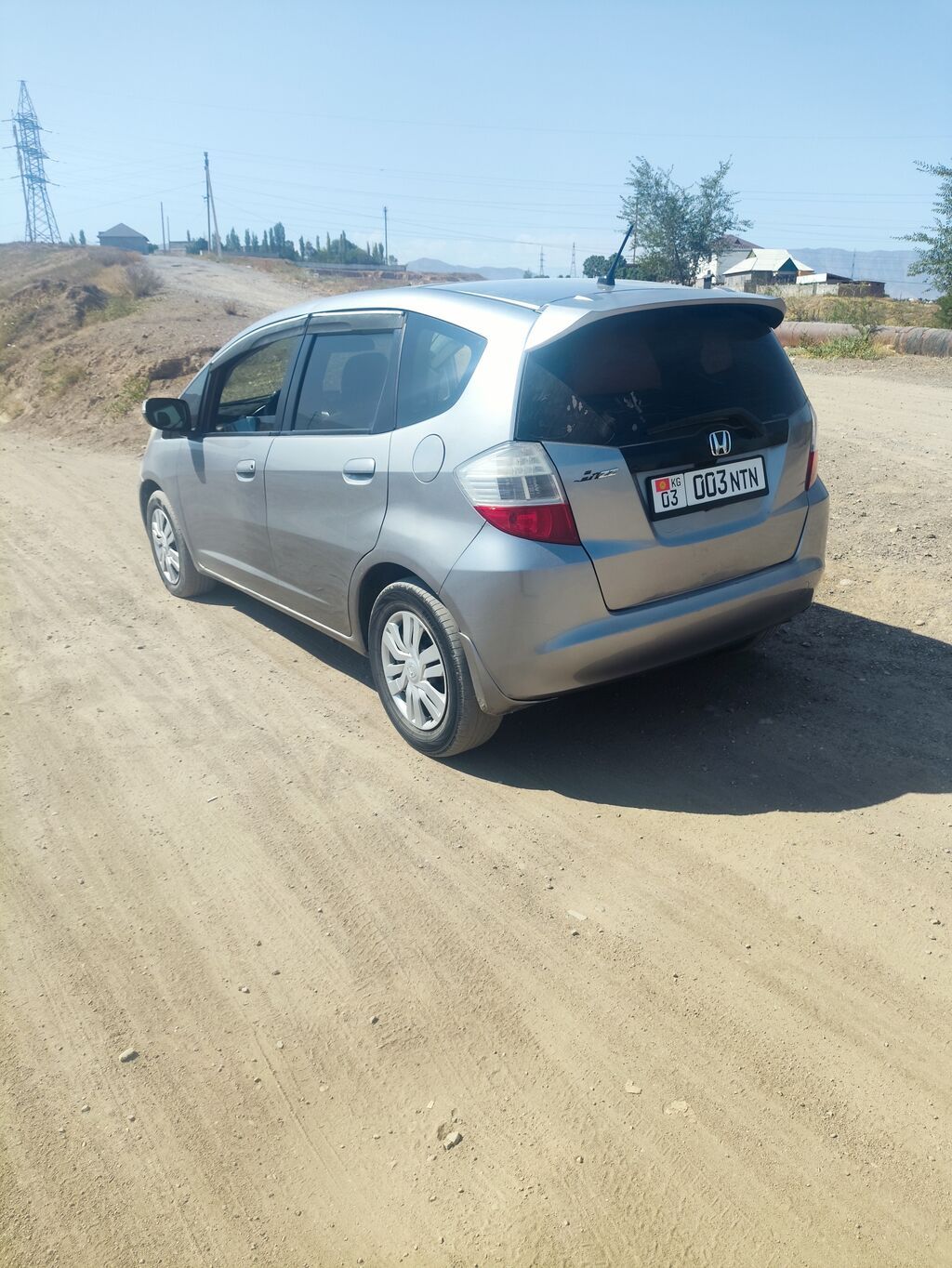 Honda Fit: 2010 г., 1.4 л, Механика, Бензин, Хэтчбэк: фото 3
