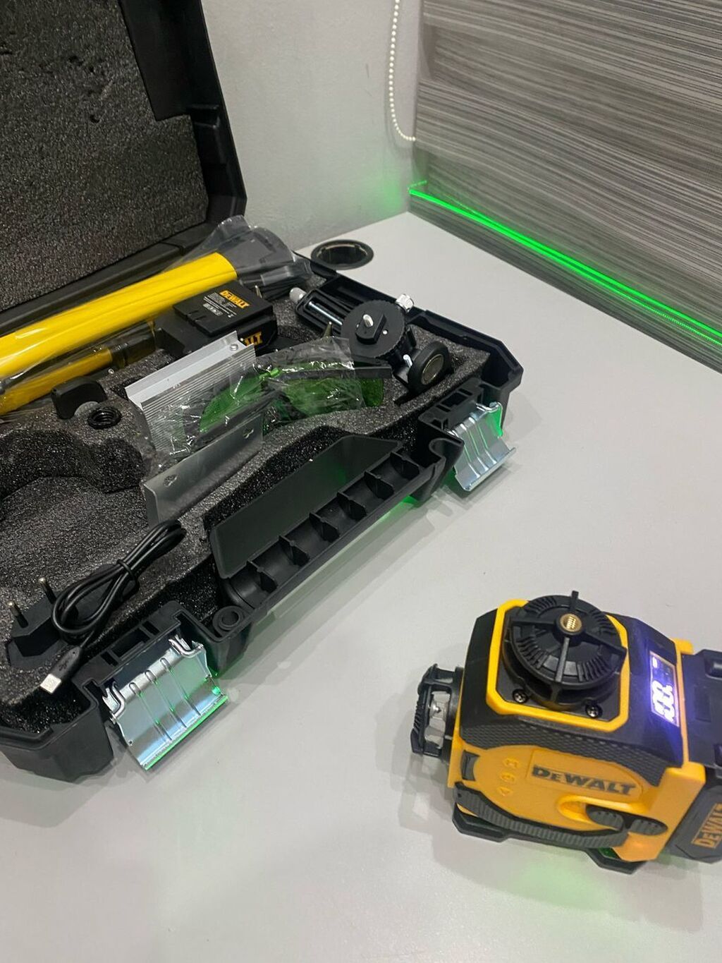 Лазерный уровень DeWalt с зеленым лучом, обеспечивающим хорошую — фото 6