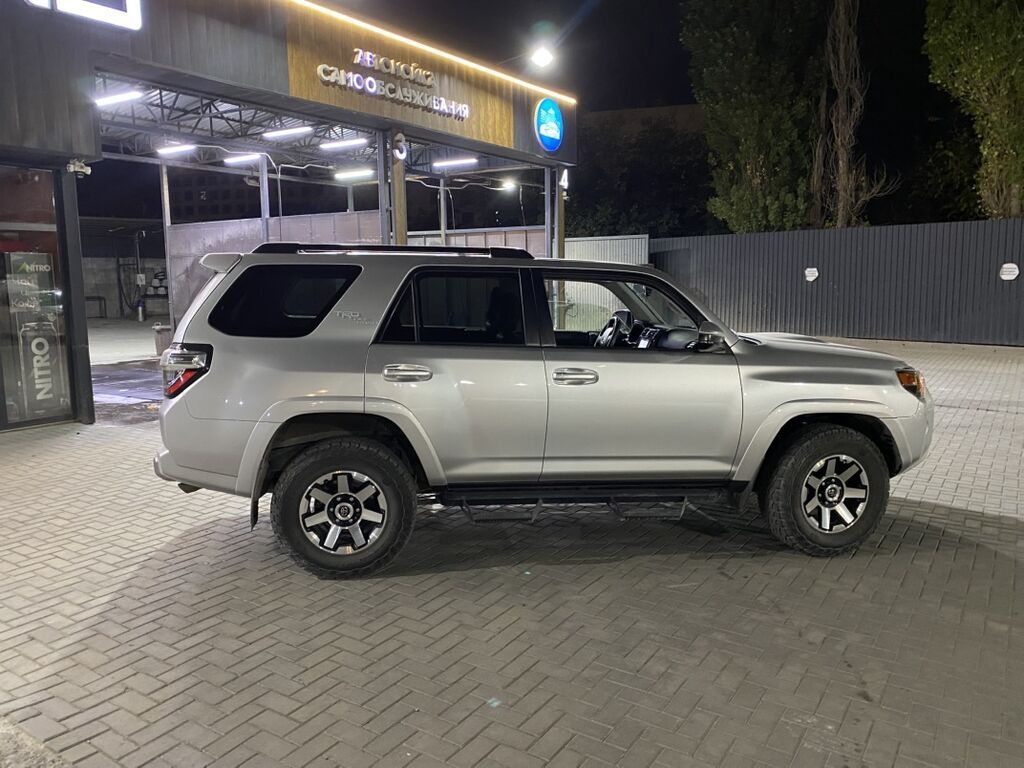 Toyota 4Runner: 2019 г., 4 л, Автомат, Бензин, Внедорожник: фото 3