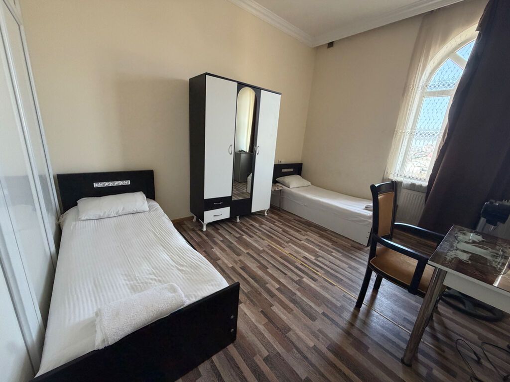 Badamdar Otel Tələbələrimizi salamlayır Otelimizde hostellerimiz